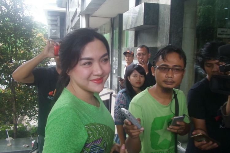 Vicky Shu tiba di Bareskrim Polri, Jakarta Pusat, untuk diperiksa sebagai saksi kasus First Travel, Senin (2/10/2017