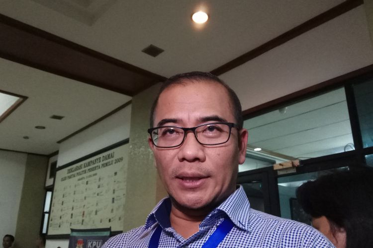 Komisioner Komisi Pemilihan Umum (KPU) RI, Hasyim Asyari di kantor KPU RI, Jakarta, Selasa dinihari (17/10/2017).  