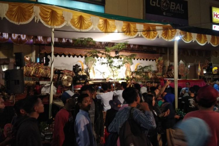 Warga melewati pergantian tahun di kawasan Malioboro, Yogyakarta, Minggu (31/12/2017). 