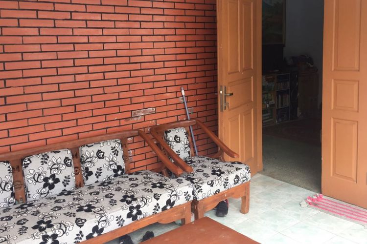 Halaman rumah Dwi Agus (39) di Jalan Haji Muhi, Pondok Pinang, Kebayoran Lama, Jakarta Selatan, Selasa (13/2/2018). Dwi ditangkap polisi karena diduga telah melakukan pencabulan dan pemerkosaan.