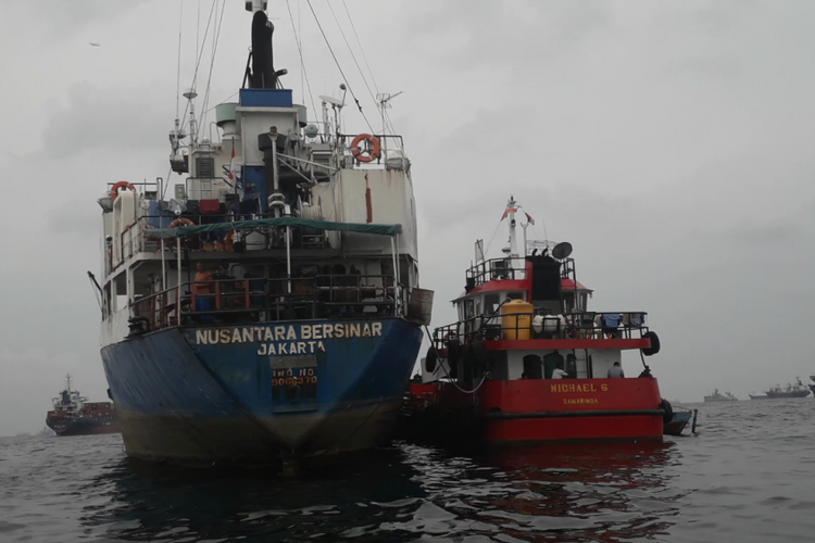 Kapal MT Nusantara Bersinar dan SPOB Michael 6 yang diamankan oleh Badan Keamanan Laut RI, Senin (12/11/2018).