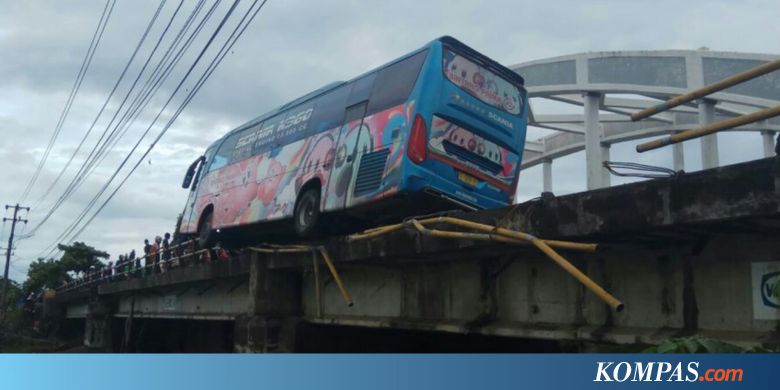 Bus Tabrak Pembatas Jembatan, 1 Penumpang Tewas Terlempar ke Sungai