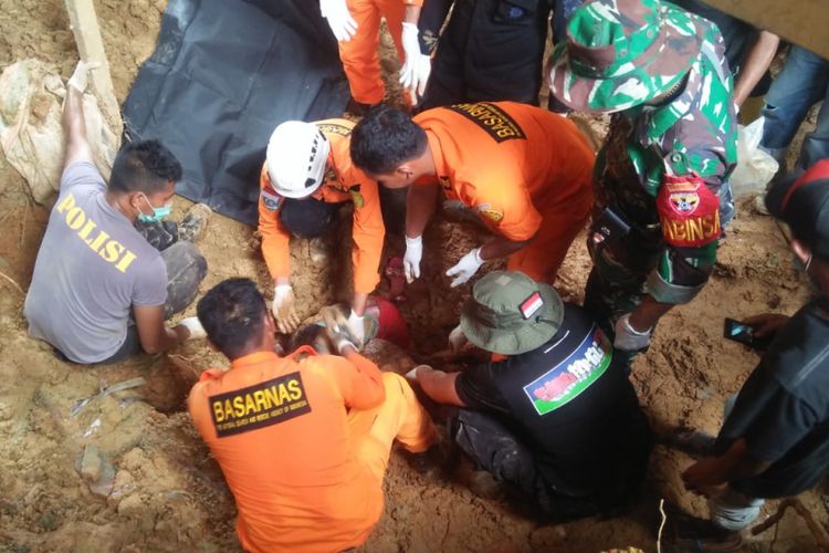 Tim gabungan bencana alam Manggarai Barat berhasil menemukan semua korban tertimbun tanah longsor di Kampung Culu, Desa Tondong Belang, Kecamatan Mbeliling, Mabar, Minggu (10/3/2019). (Hand Out)