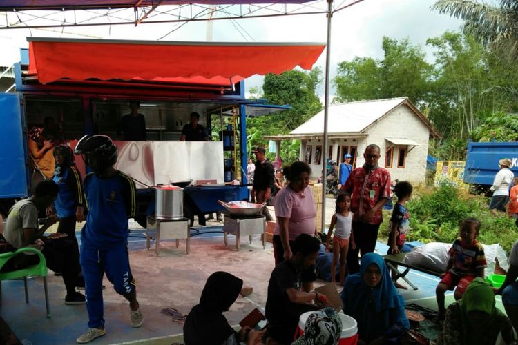 Dapur umum bagi korban banjir di Desa Kayu Besi, Kabupaten Bangka, Kepulauan Bangka Belitung, Kamis (28/2/2019).