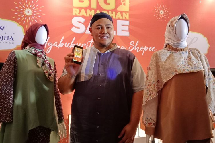 Desainer Ivan Gunawan saat berpose di depan koleksi label hijab Mandjhadi Jakarta, Kamis (24/5/2018)