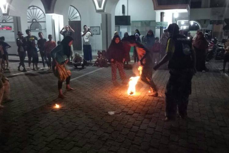 Sejumlah remaja di Ciputat, Tangerang Selatan, memeeriahkan 1 Muharram dengan bermain bola api, Sabtu (31/8/2019).