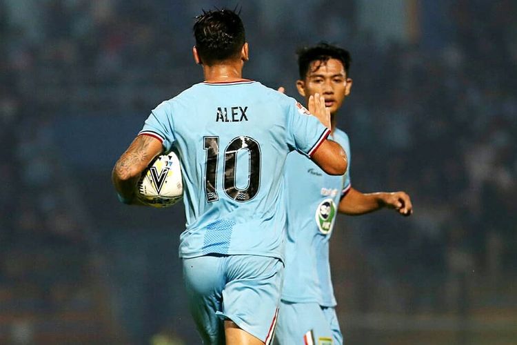 Alex dos Santos Goncalves saat merayakan gol yang dicetaknya ke gawang Madura United.