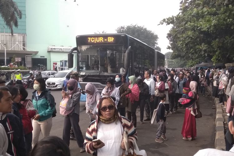 Transjakarta tambah armada di Cibubur akibat peningkatan penumpang di hari pertama uji coba ganjil-grnap, Senin (16/4/2018)