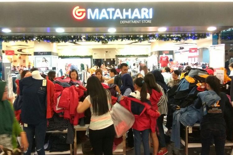 Suasana di depan gerai Matahari Departement Store di lantai 1 Mall Taman Anggrek, Jakarta Barat, Rabu (22/11/2017).