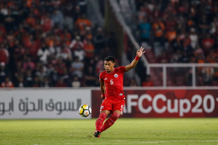 Pemain Persija Jakarta Maman Abdurahman melakukan tendangan ke arah pemain Song Lam Nghe An pada laga kedua Grup H Piala AFC di Stadion Utama Gelora Bung Karno, Jakarta, Rabu (14/3/2018). Persija menang dengan skor 1-0.