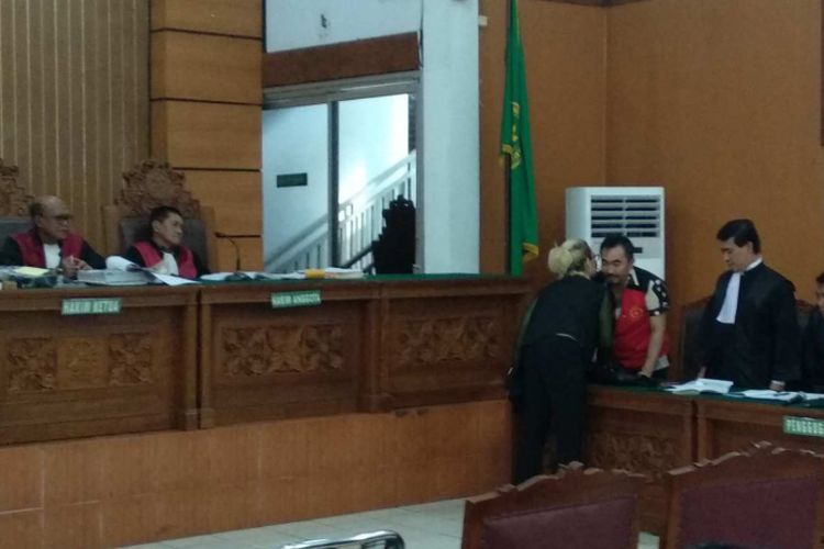 Penyanyi Reza Artamevia menyalami Gatot Brajamusti usai memberikan kesaksian dalam sidang di Pengadilan Negeri Jakarta Selatan, Selasa (23/1/2018).