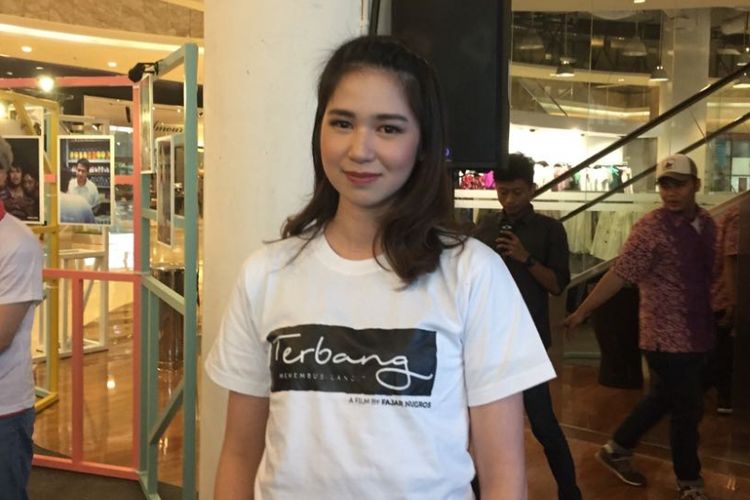 Laura Basuki menghadiri jumpa pers film Terbang, Menembus Batas di Kuningan City, Jakarta Selatan, Senin (25/9/2017). Film itu disutradarai oleh Fajar Nugros yang mengangkat kisah nyata perjuangan hidup seseorang yang bernama Onggy.