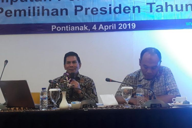 Ketua Bawaslu Kalimantan Barat, Ruhermansyah (kiri), saat menjadi pembicara di Workshop Peliputan Pemilihan Legislatif dan Presiden 2019, di Hotel Mercure Pontianak, Kamis (4/4/2019).