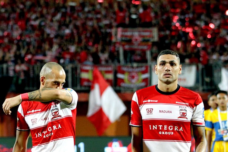 Pemain asing Madura United Jaimerson da Silva Xavier (kanan) dan Aleksandar Rakic (kiri).