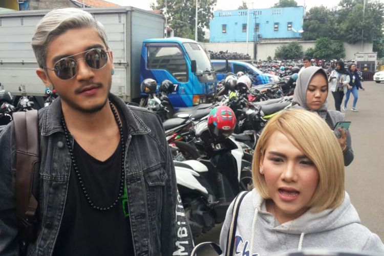 Evelyn Nada Anjani (kanan) dan Isa Khan ditemui di kawasan Mampang, Jakarta Selatan, Selasa (15/1/2019).