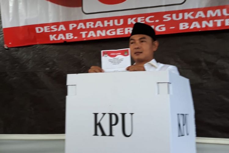 Calon Wakil Bupati Kabupaten Tangerang mencoblos bersama keluarga di TPS 1, Parahu, Sukamulya, Kabupaten Tangerang, pada pukul 09.00 WIB, Rabu (27/6/2018).