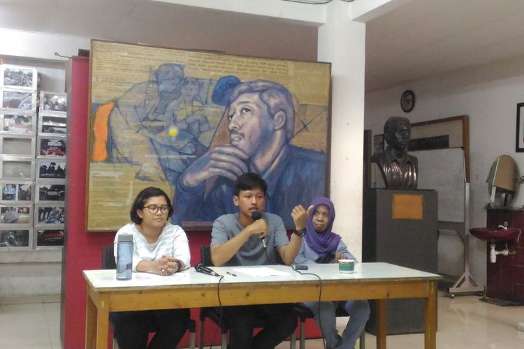 (Kiri-kanan) Fatia Maulidiyanti (Desk International KontraS), Rivanlee Anandar (Tim Riset KonstraS), dan Yetty (Ikatan Keluarga Orang Hilang Indonesia) di gedung KontraS, Jakarta, Jumat (7/12/2018).  