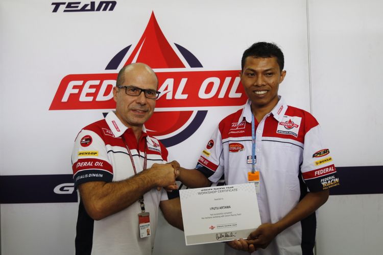 Juara Pertama Federal Oil Mechanic Academy Contest 2017, I Putu Artama, menerima sertifikat dari Comm & Marketing Manager Gresini Racing Carlo Merlini di paddock Federal Oil Gresini Moto2, di Sirkuit Sepang, Malaysia, Jumat (27/10/2017). Putu berkesempatan terlibat langsung bekerjasama dengan tim mekanik dari Federal Oil Gresini Moto2.