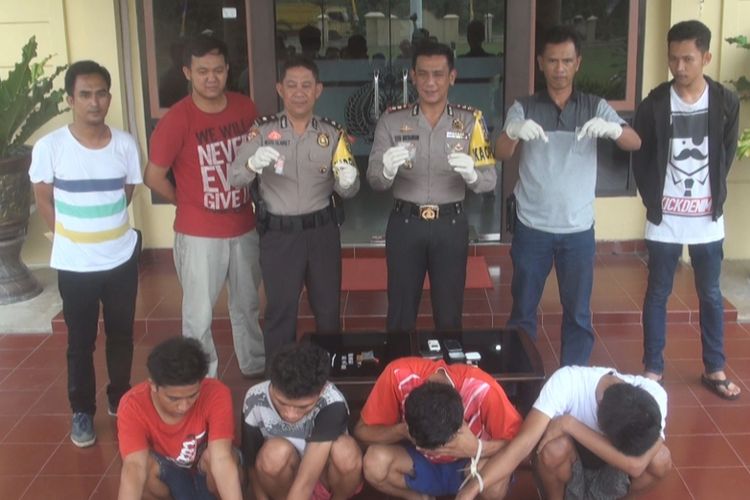 Kapolres Prabumulih AKBP Tito Hutauruk menunjukkan barang bukti sabu dan keempat tersangka yang berhasil diamankan dalam operasi penangkapan bandar narkotika di wilayah hukum Prabumulih, Senin (5/11/2018)