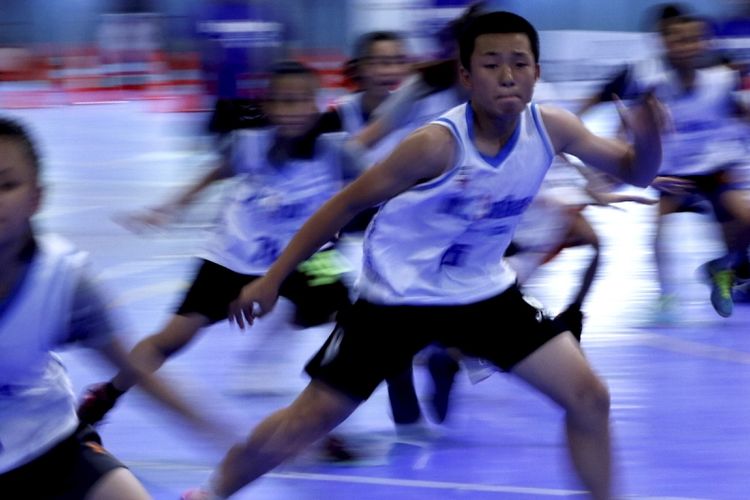 Anak-anak mengikuti selection camp tahap kedua Jr NBA 2017 persembahan Frisian Flag Indonesia di Cilandak Sports Center, Jakarta Selatan, Minggu (27/8/2017). Sebanyak 64 anak akan dipilih  mengikuti national training camp bersama mantan pemain NBA, Sam Perkins pada September mendatang. 
