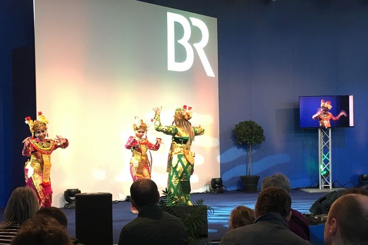 Pada panggung utama pameran, para penari Indonesia sempat mendapat kesempatan untuk menyuguhkan tarian Legong dari Bali.