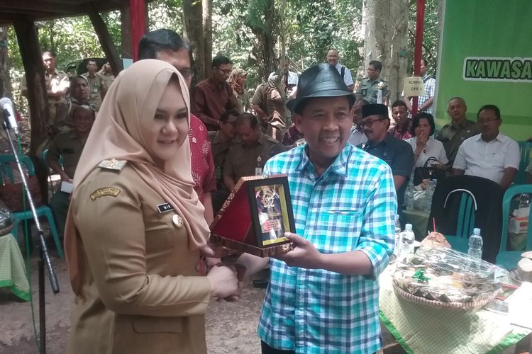 Bupati Kendal, Mirna Anissa dan anggota DPR RI, Fadholi. 