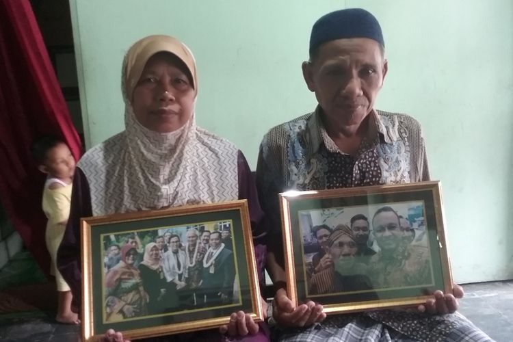 Mugiyono dan istrinya memperlihatkan foto Raeni saat bersama Anies Bawesdan dan Sri Mulyani.