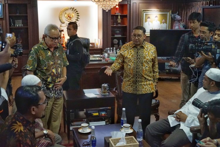 Suasana pertemuan antara Tim kuasa hukum terpidana kasus terorisme Abu Bakar Baasyir yang tergabung dalam Tim Pengacara Muslim (TPM) dan Wakil Ketua DPR Fadli Zon di ruang kerja pimpinan DPR, gedung Nusantara III, Kompleks Parlemem, Jakarta, Rabu (23/1/2019).