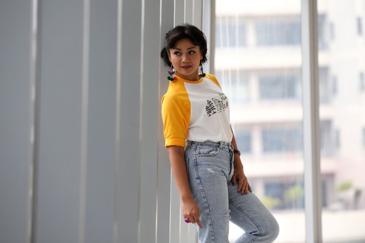 Nirina Zubir pemeran Emak dalam film Keluarga Cemara saat mengunjungi kantor Redaksi Kompas.com di Menara Kompas, Jakarta, Senin (26/11/2018). Film Keluarga Cemara akan tayang di bioskop 3 Januari 2019 mendatang.

