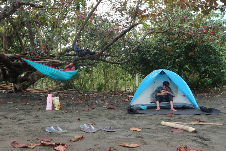 Sejumlah wisatawan mendirikan tenda untuk bersantai menikmati wisata di Pantai Cisaar, Kawasan Geopark Ciletuh, Kecamatan Ciemas, Kabupaten Sukabumi.