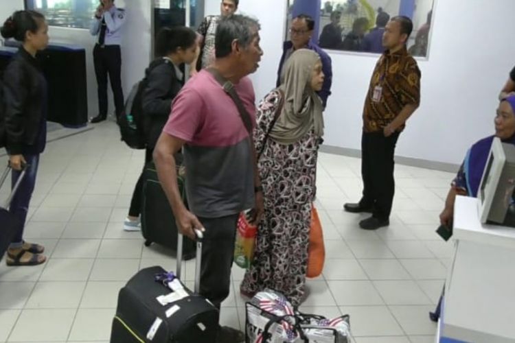 Sepasang WNI yang hendak mudik ke kampung halamannya di sumatra memilih jalur Batam setelah mendapatkan libur dari majikannya di Malaysia