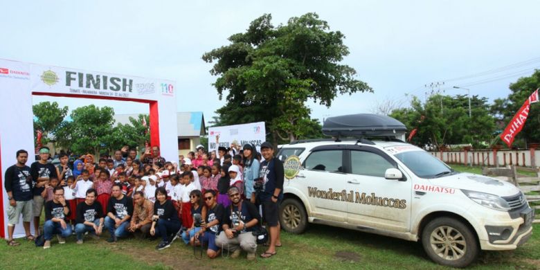 Tim Terios 7-Wonders menuntaskan ekspedisi Maluku di Morotai dengan membagikan dana pendidikan bagi 110 siswa di 11 SD, Kamis (20/7/2017).