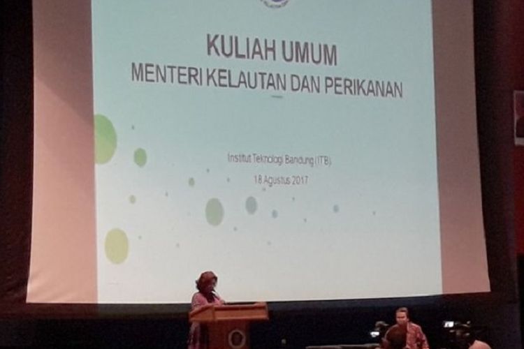 Menteri Kelautan dan Perikanan, Susi Pudjiatuti saat memberikan kuliah umum kepada ribuan mahasiswa baru ITB di Sabuga, Jumat (18/8/2017). 