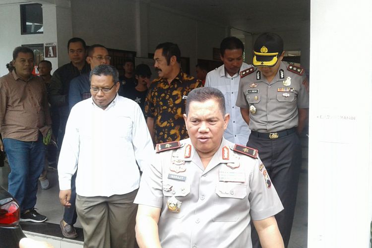 Wakapolda Jawa Tengah Brigjen Pol Indrajit keluar dari Gedung Gelora Bung Karno di Kompleks Stadion Manahan, Solo, Sabtu (18/11/2017).