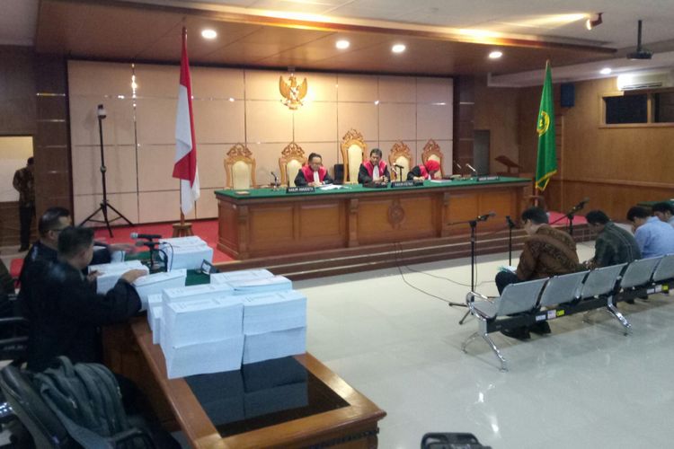 Para Terdakwa kasus suap perizinan pembangunan Meikarta tengah mendengarkan surat tuntutan yang dibacakan Jaksa KPK 