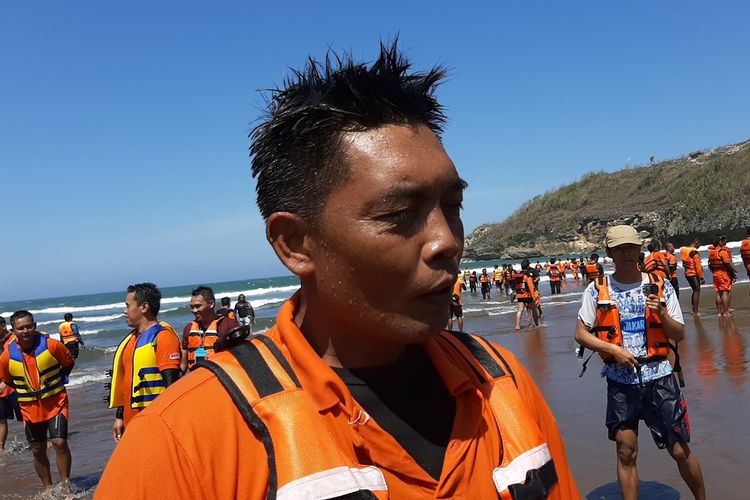 Iswanto Petugas Pengibar Bendera Tengah Laut di Pantai Baron