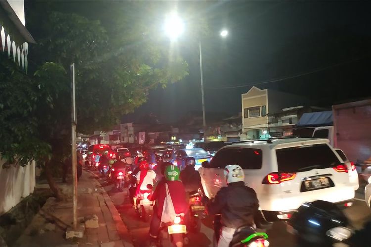Kemacetan mengular cukup panjang di Jalan Raya Penjompongan, Jakarta Barat pada Selasa (28/5/2019) malam.