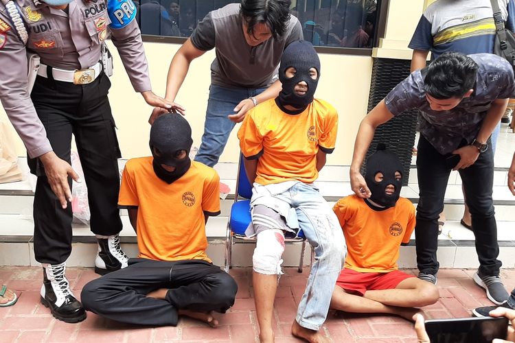 Tiga Pelaku Pembunuhan disertai pemerkosaan warga Suku Baduy dihadirkan di Polda Banten, Kamis (5/9/2019)