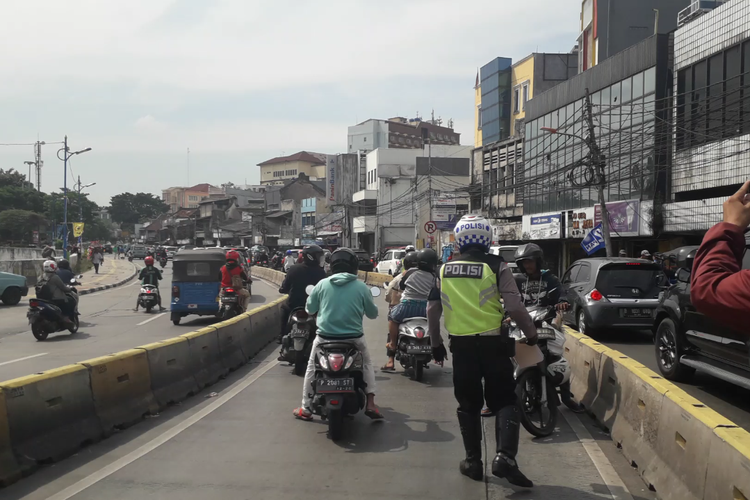 Penerobos jalur busway nekat melawan arus demi menghindari razia di Jalan Jatinegara Barat, Rabu (20/3/2019).