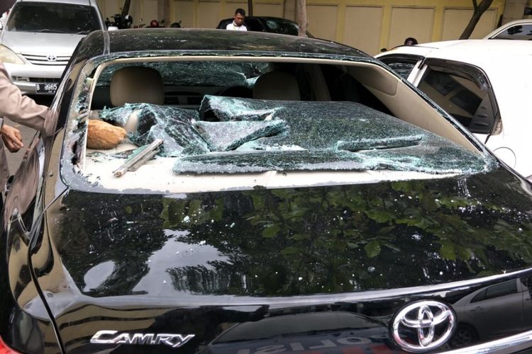 Mobil Camry bernomor polisi B 1185 TOD yang dikemudikan DS hancur usai kecelakaan dan diamuk massa di Menteng, Jakarta Selatan, Jumat (19/4/2019).