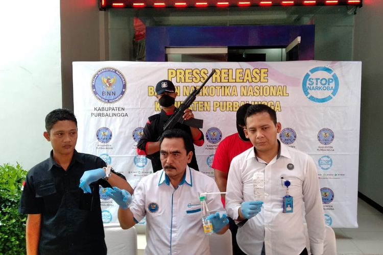 Kepala BNNK Purbalingga Jawa Tengah Istantiyono (tengah) menunjukkan barang bukti di kantornya, Selasa (40/4/2019)