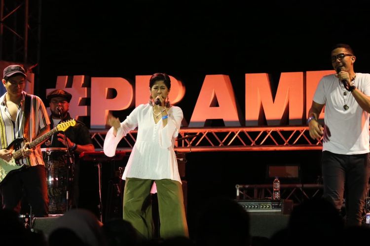 Maliq & DEssentials beraksi di panggung Prambanan Jazz hari kedua yang di gelar di Kompleks Candi Prambanan, Yogyakarta pada Sabtu (6/7/2019).