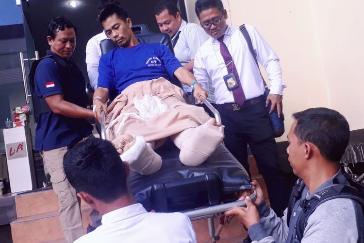 Tersangka Jamaludin alias Ahai, kurir narkoba Malaysia-Pontianak, digotong menuruni tangga di Mapolda Kalimantan Barat, Senin (15/4/2019). 