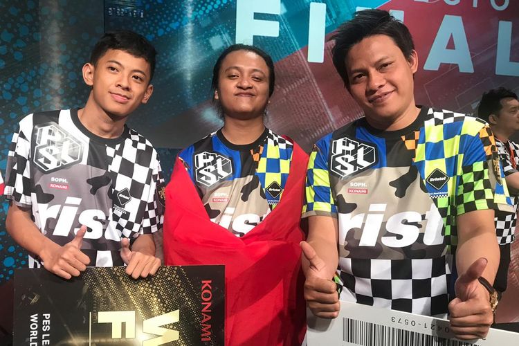 Rizky Faidan, Lucky Maarif, dan Rio Dwi Septian dari Tim Wani berhasil menjadi juara PES League 2019 Regional Finals Asia di Museum Sepak Bola Jepang, 21 April 2019. 