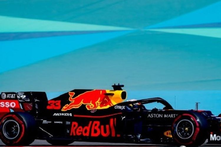 Pebalap Red Bull, asal Belanda, Max Verstappen, memacu mobilnya dalam sesi latihan bebas GP Bahrain di Sirkuit Internasional Sakhir, 29 Maret 2019. 