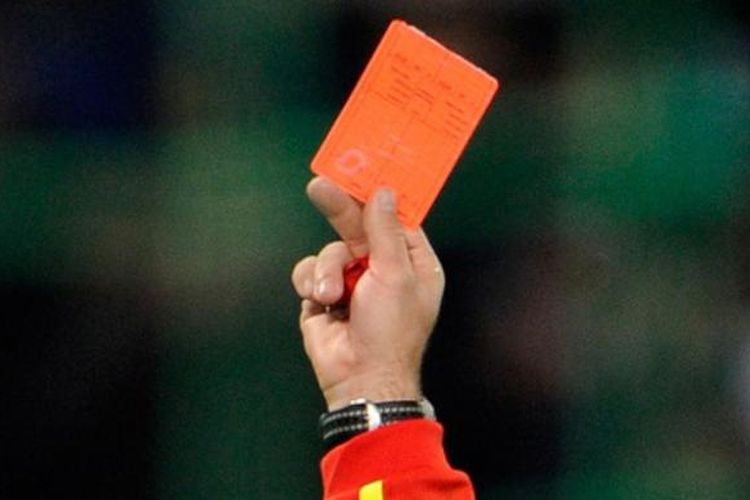 Wasit memberikan kartu merah.