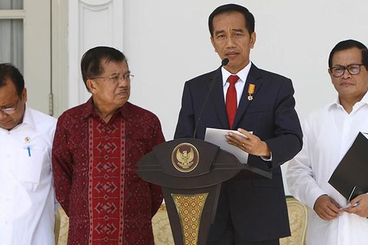 Presiden Joko Widodo didampingi Wapres Jusuf Kalla, Mensesneg Pratikno, dan Menseskab Pramono Anung mengumumkan perombakan kabinet atau reshuffle jilid 2, di teras belakang Istana Merdeka, Jakarta, Rabu (27/7/2016). Presiden mengumumkan 12 nama menteri dan Kepala BKPM.