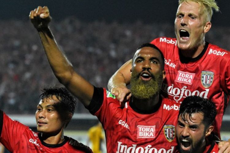 Selebrasi empat pemain Bali United: Dias Angga, Sylvano Comvalius, Nick van der Velden, dan Stefano Lilipaly (dari kiri ke kanan) seusai mencetak gol ke gawang Persela Lamongan pada lanjutan Liga 1 musim 2017 di Stadion Kapten I Wayan Dipta, Gianyar, Minggu (3/9/2017).