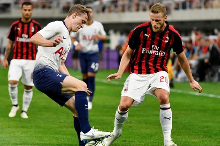 Oliver Skipp dan Ignazio Abate dalam laga Tottenham Hotspur versus AC Milan pada laga ICC 2018 di US Bank Stadium, Selasa (31/7/2018)