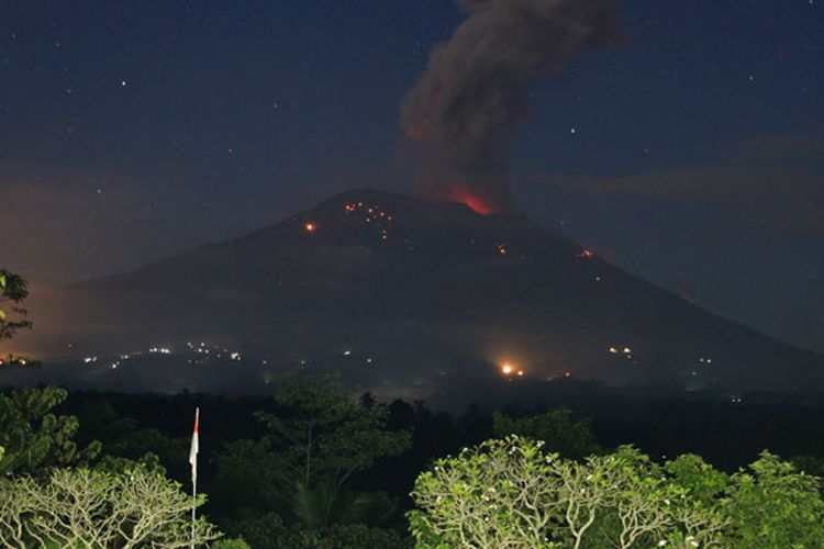 GUNUNG AGUNG ERUPSI

Abu vulkanis dan batu pijar terlontar dari kawah Gunung Agung saat erupsi yang terpantau dari Pos Pengamatan Gunung Api Agung, Karangasem, Bali, Minggu (21/4/2019). Gunung Agung yang berstatus siaga itu kembali erupsi pada pukul 18.56 WITA dengan melontarkan abu vulkanis mencapai ketinggian 3.000 meter dari kawah yang disertai lontaran batu pijar ke lereng gunung tersebut.